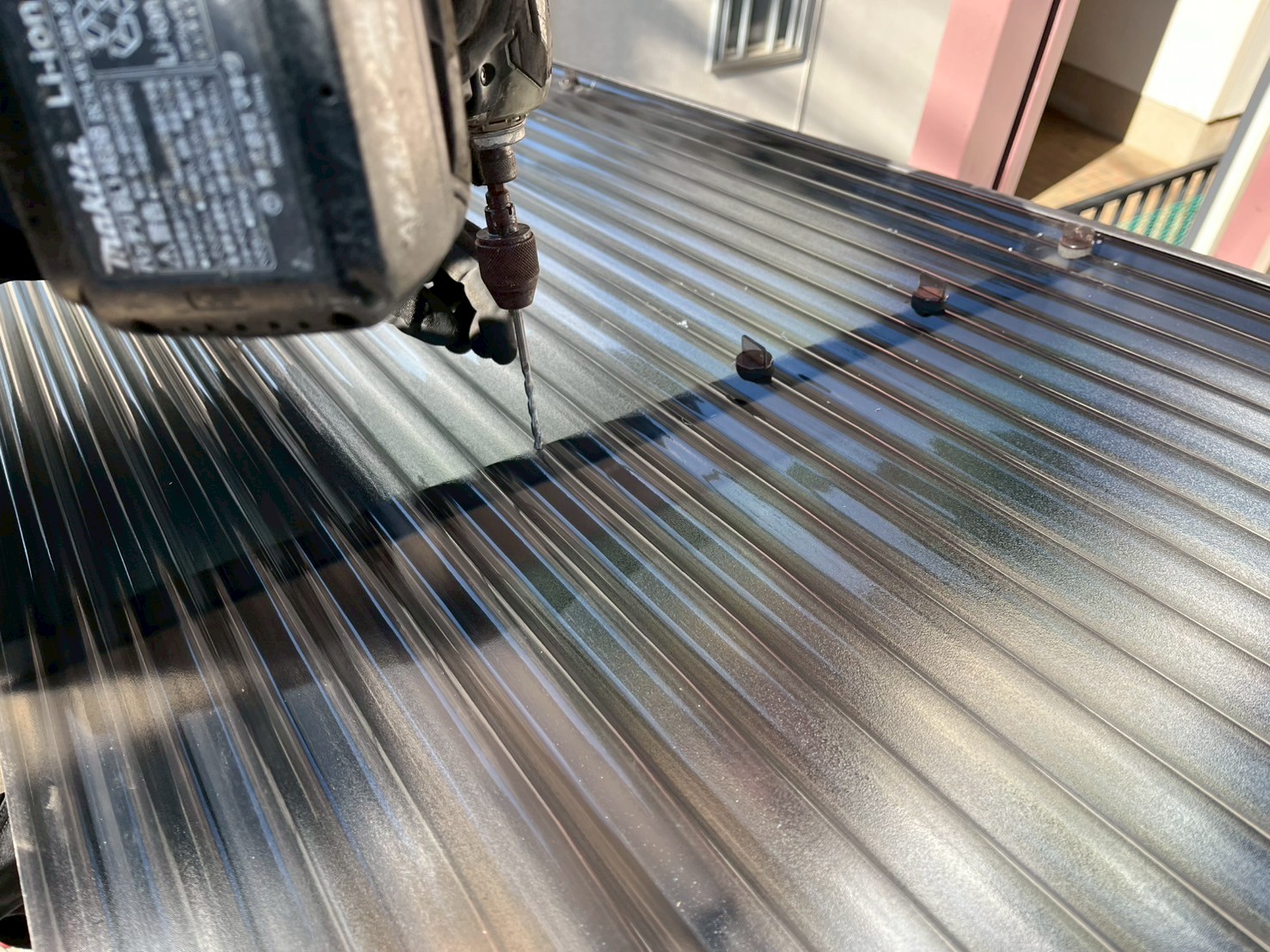 新しい波板の設置準備